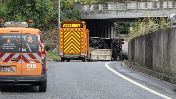 Camion couché sous un pont : la circulation interrompue plusieurs heures sur la RN 31 à Rouen