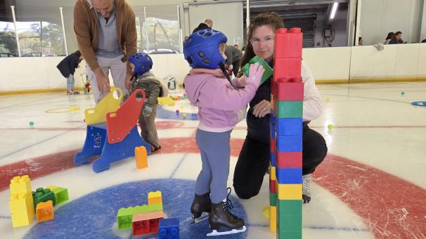 « Plus on commence jeune, mieux c’est ! » : à Rouen, les premiers pas sur la glace dès 18 mois