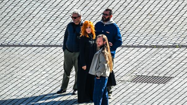 « Une belle rencontre » : Mylène Farmer passe la nuit dans la campagne de Rouen, au bord de la…