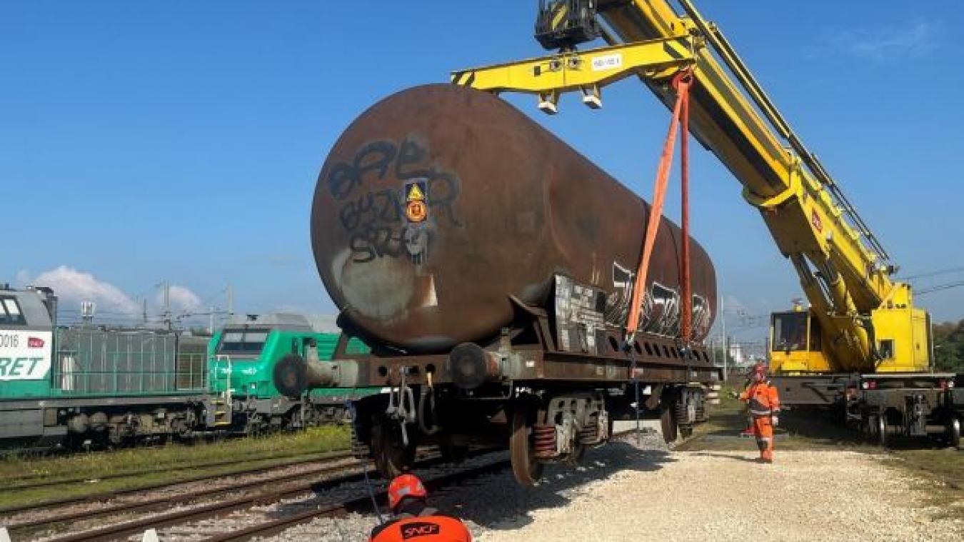 Déraillement d’un train près de Rouen : le relevage va débuter, d’énormes grues attendues sur…