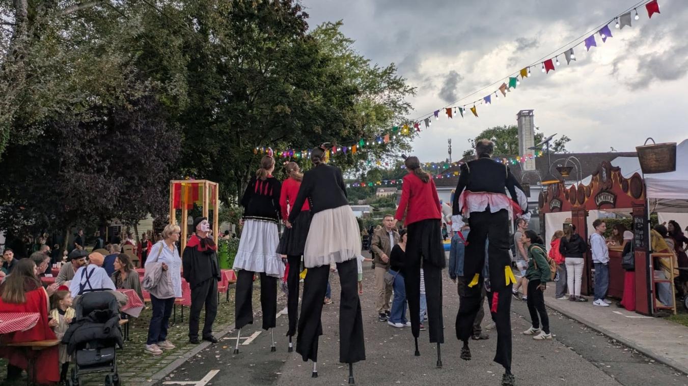 Défilé masqué, drones lumineux : à Malaunay, près de Rouen, habitants et artistes fêtent la…