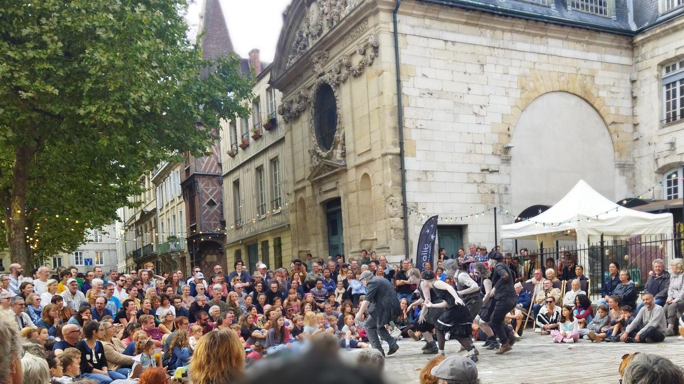 À Rouen, le théâtre de L’Étincelle allume l’automne avec une grande fête place de la Rougemare
