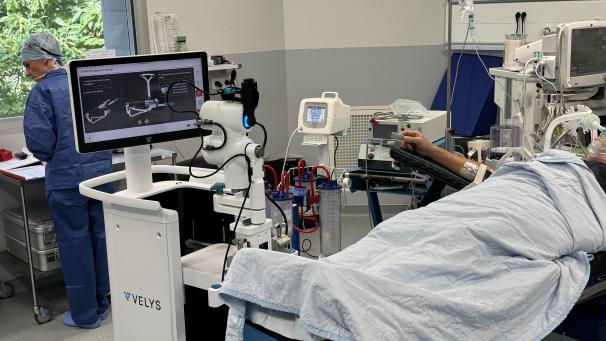 Dans cette clinique de la métropole de Rouen, un robot assistant révolutionne les opérations…