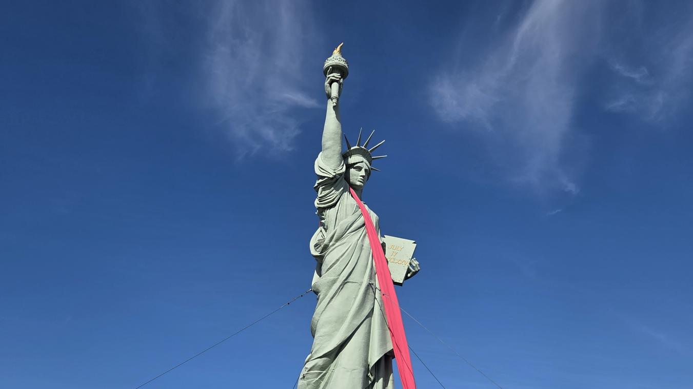 À Barentin, pourquoi une écharpe rose a-t-elle été installée sur la Statue de la Liberté ?