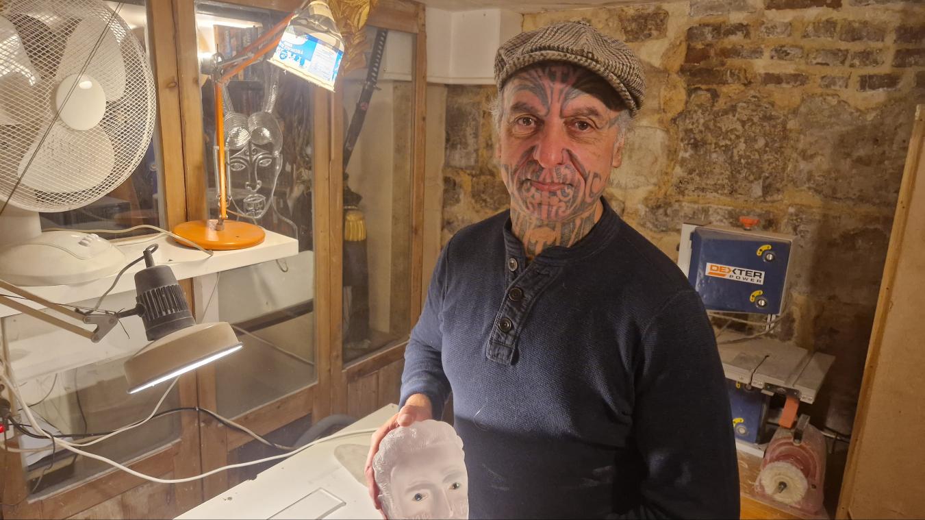 Malgré sa renommée mondiale, l’artiste George Nuku reste un anonyme chez lui à Rouen et «…