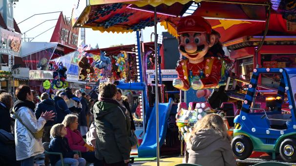 Entre averses et éclaircies, la foire Saint-Romain accueille ses premiers visiteurs à Rouen