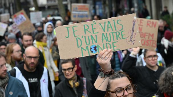 24 octobre en images : les pancartes les plus marquantes des manifestations à Évreux, Rouen et…